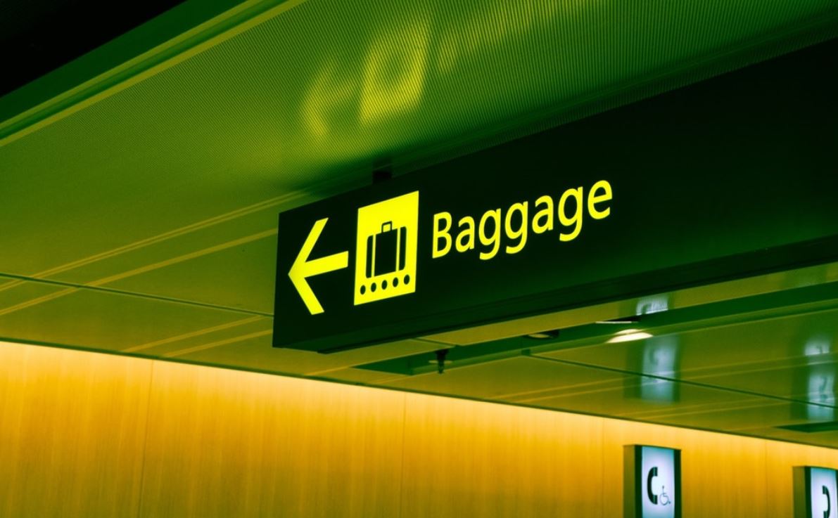 AI-powered baggage screening system