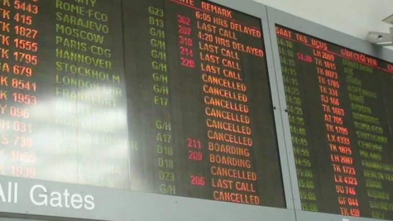 Melbourne suspends international flights