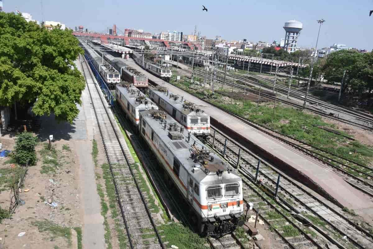 mumbai local trains resume