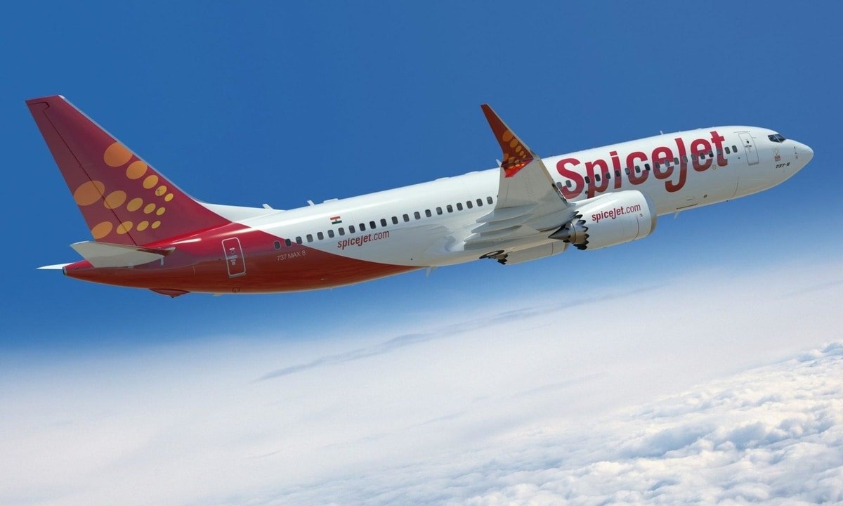 It was nightmare for the passengers flying on a Varanasi-bound SpiceJet flight when a passenger tried to open the emergency exit door. 