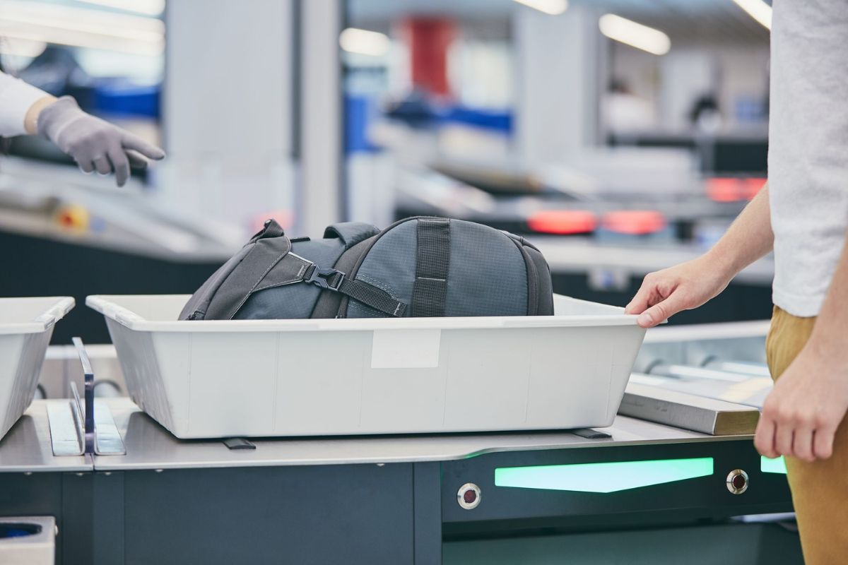 Travellers to Not Remove Electronic Devices from Hand Baggage
